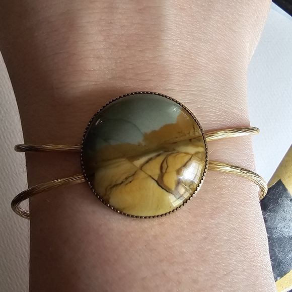 Vintage bracelet picture Jasper Gold tone cuff Southwestern desert scene - Picture 2 of 16